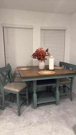 Farmhouse wood dinning table