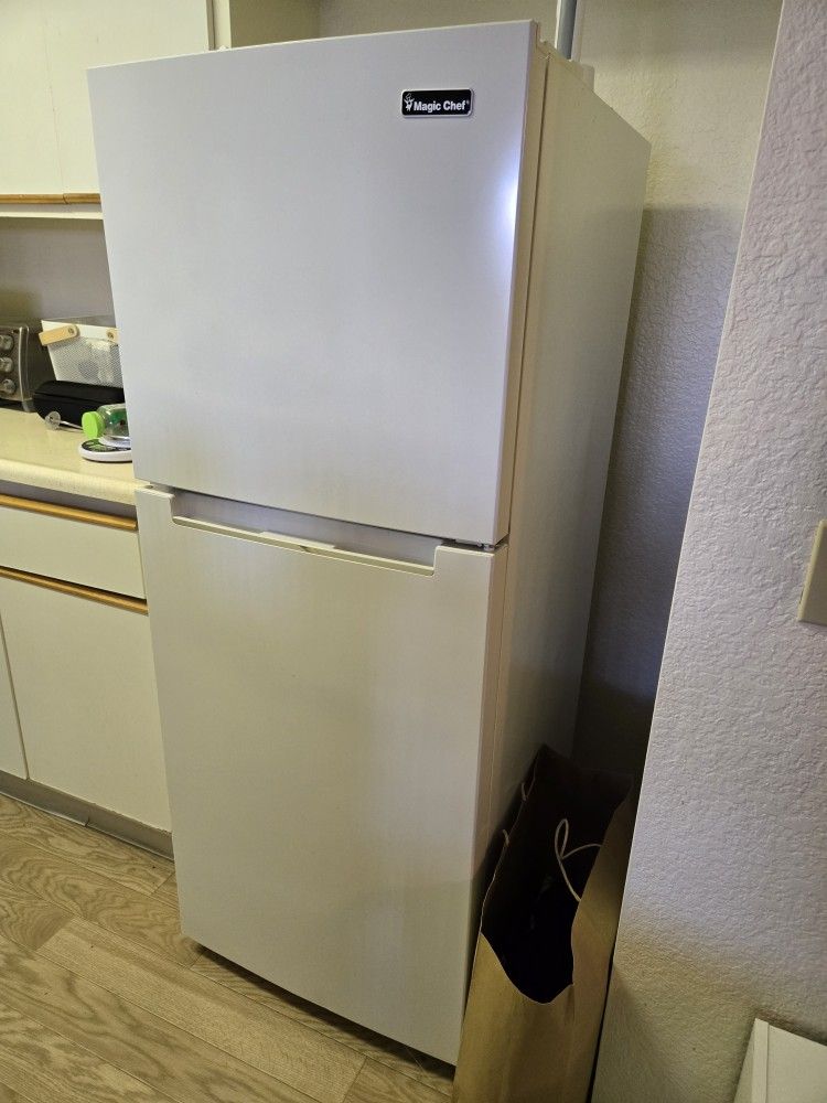 Magic Chef 10.1 CuFt Refrigerator