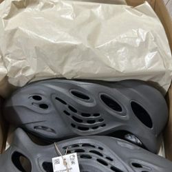 yeezy foam runner Carbon size 9,10