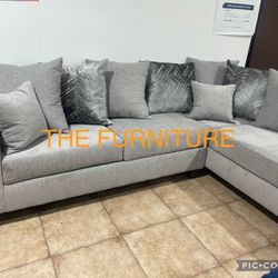 BEAUTIFUL BRAND NEW SECTIONAL WITH ACCENT PILLOWS 