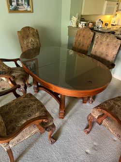 Dinning table with six chairs and two pieces of extension for table