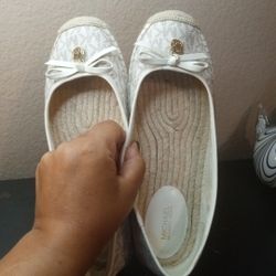 Pre Owned in Excellent Condition 8.5M Michael Kors Logo Lora Slip On Espadrille