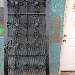 METAL DOOR.