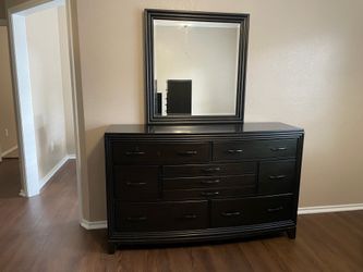Havertys furniture chest and vanity