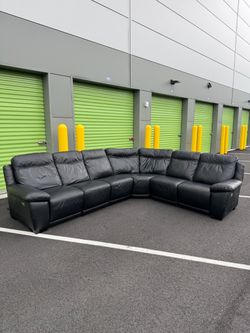 🚚 DELIVERY AVAILABLE. Natuzzi black leather sectional