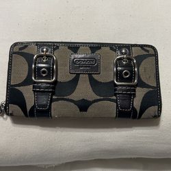 Wallet Guess Used But Good Cond With ZÍPER AND SEVERAL DEPARTS IN THA WALLET GOOD CON ONLY $20