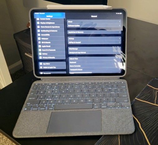 iPad 11" 3rd Gen (W/ Apple Pencil 2nd Gen/ Logitech Combo Touch Case)