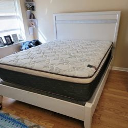 NEW Queen-Size PILLOW TOP MATTRESS and BOX SPRING. Bed frame not included 👍