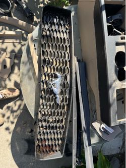 05-09 Mustang grill