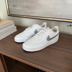 Women’s Nike Court Vision Low size 8