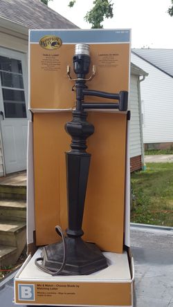 Swing arm table lamp