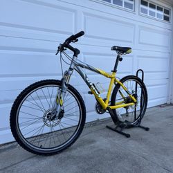 Giant Yukon Mountain Bike - 17" Frame / 26" Wheels - Excellent Condition