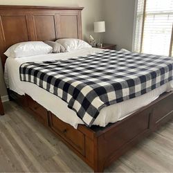Queen Bedroom Set – Solid Wood – Great Condition