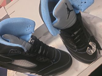 Jordan 5 Retro
Black University Blue (2026)