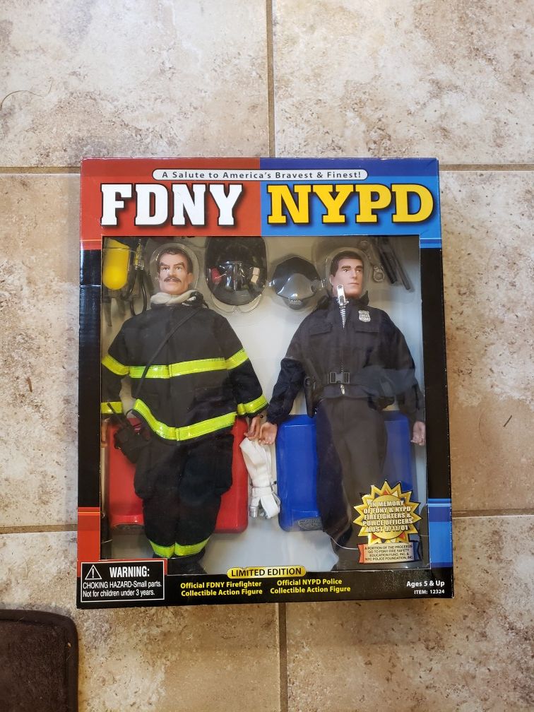 NIB 9/11 NYC Salute To NYPD FDNY Policeman Fireman Action Figures