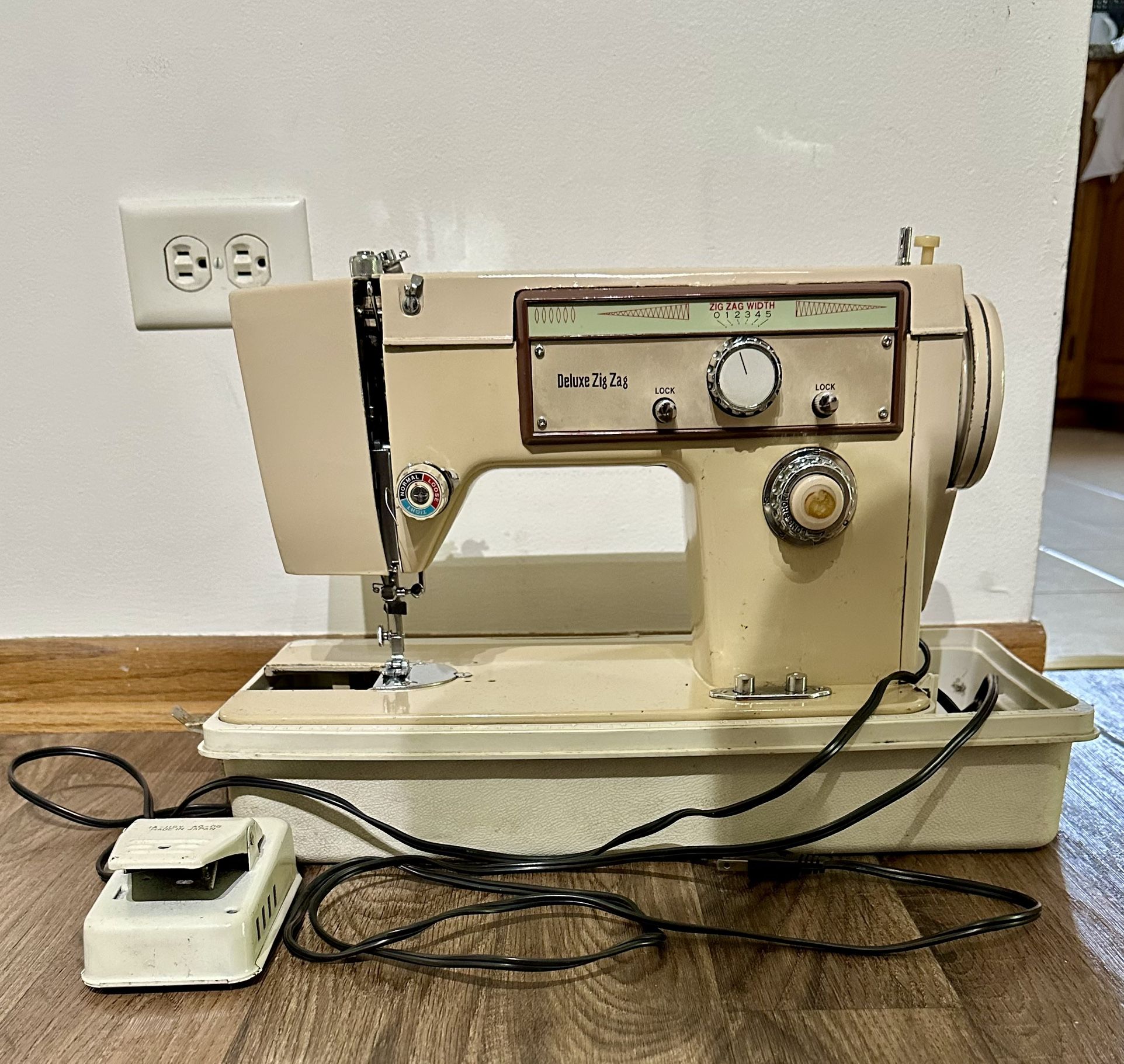 Vintage Deluxe Zig Zag Sewing Machine