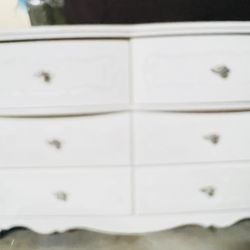 Dresser With Mirror