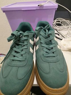 Sneaker STEVE MADDEN  SIZE 8.5 GOID CONDITION