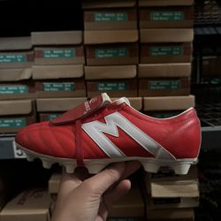 Tacos de fútbol Manríquez rojos de piel nuevos