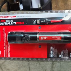 Milwaukee REDLITHIUM USB 1,100L Twist Focus Flashlight