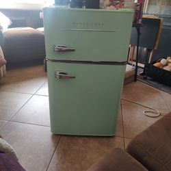 Retro 3.2 Cubic Feet Mini Fridge Magic Chef 