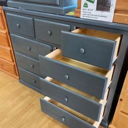 Nine Drawers Dresser With Rails 