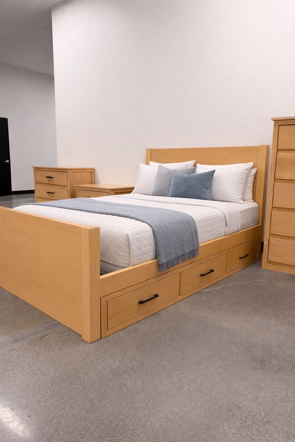 New Bed Set For Sale Full Size Bed Nightstands Dresser & Chest