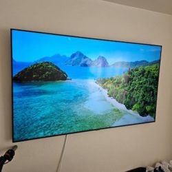 Samsung 70' Smart TV with Wall Mount