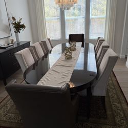 Beautiful Solid wood dining table with two leaves and table pads