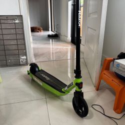Kids Razor Green Small Scooter 5-7 