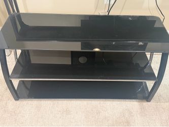 Free tv stand holds 40” tv