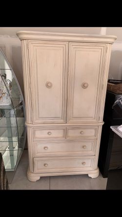 Great condition closet and bed
