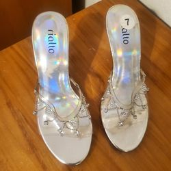 Cute New Pair Of Ladies Clear Dress Shoes Size 71/2 Made By Rialto 