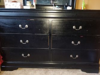 Black dresser!!!!! Mirror included