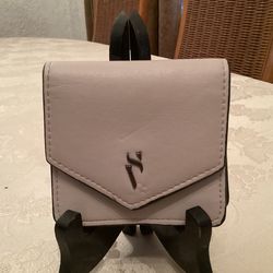 Cartera pequeña.puedes guardar monedas y billetes. Tarjetas de crédito.