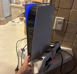 Ps5 with 2 remotes and charging station , turns on than off