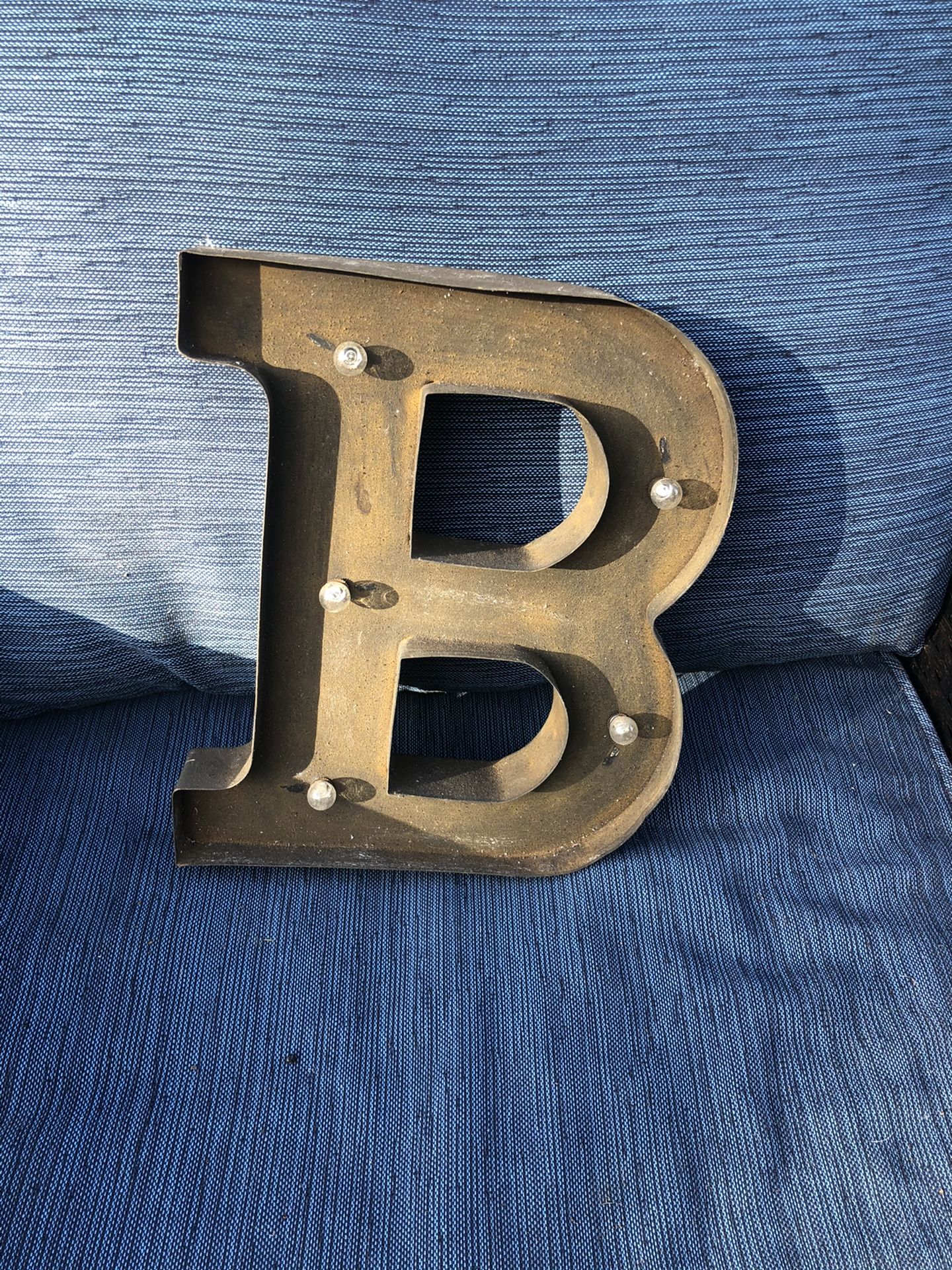 MetalLetter B wall decor