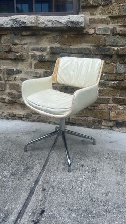 Used Swivel desk chair 1qty