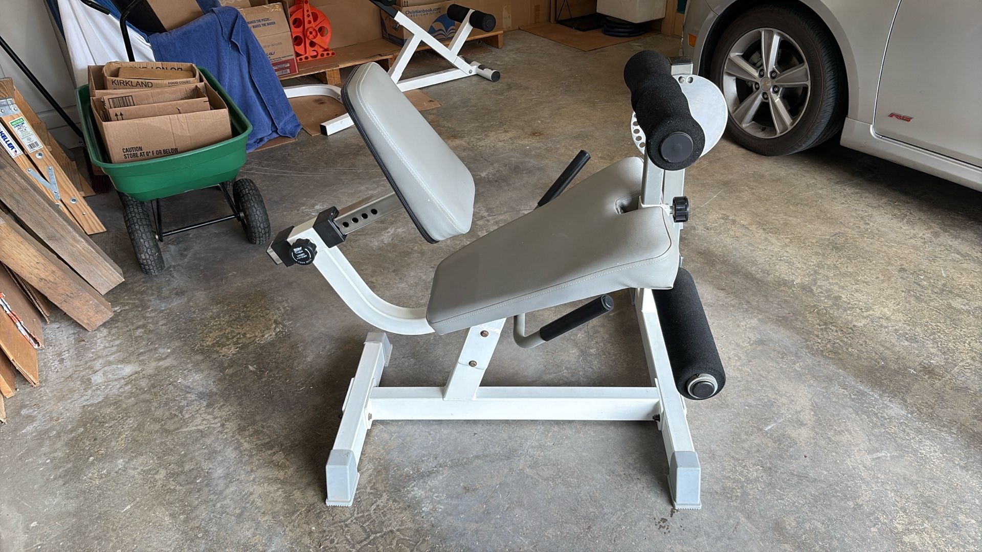 Tuff Stuff Leg Extension Machine