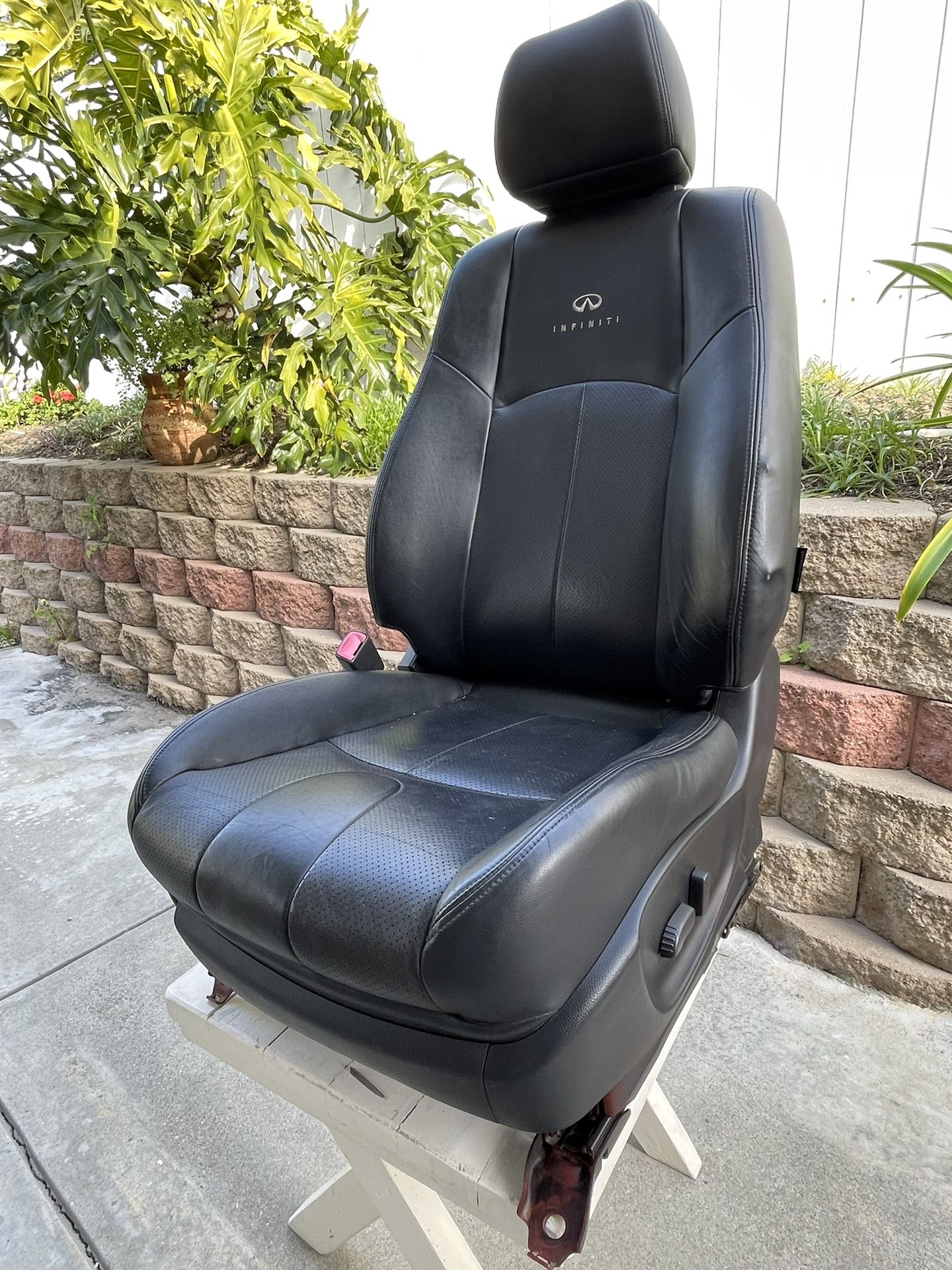 Infiniti G37 Coupe Driver Seat