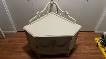 Corner table