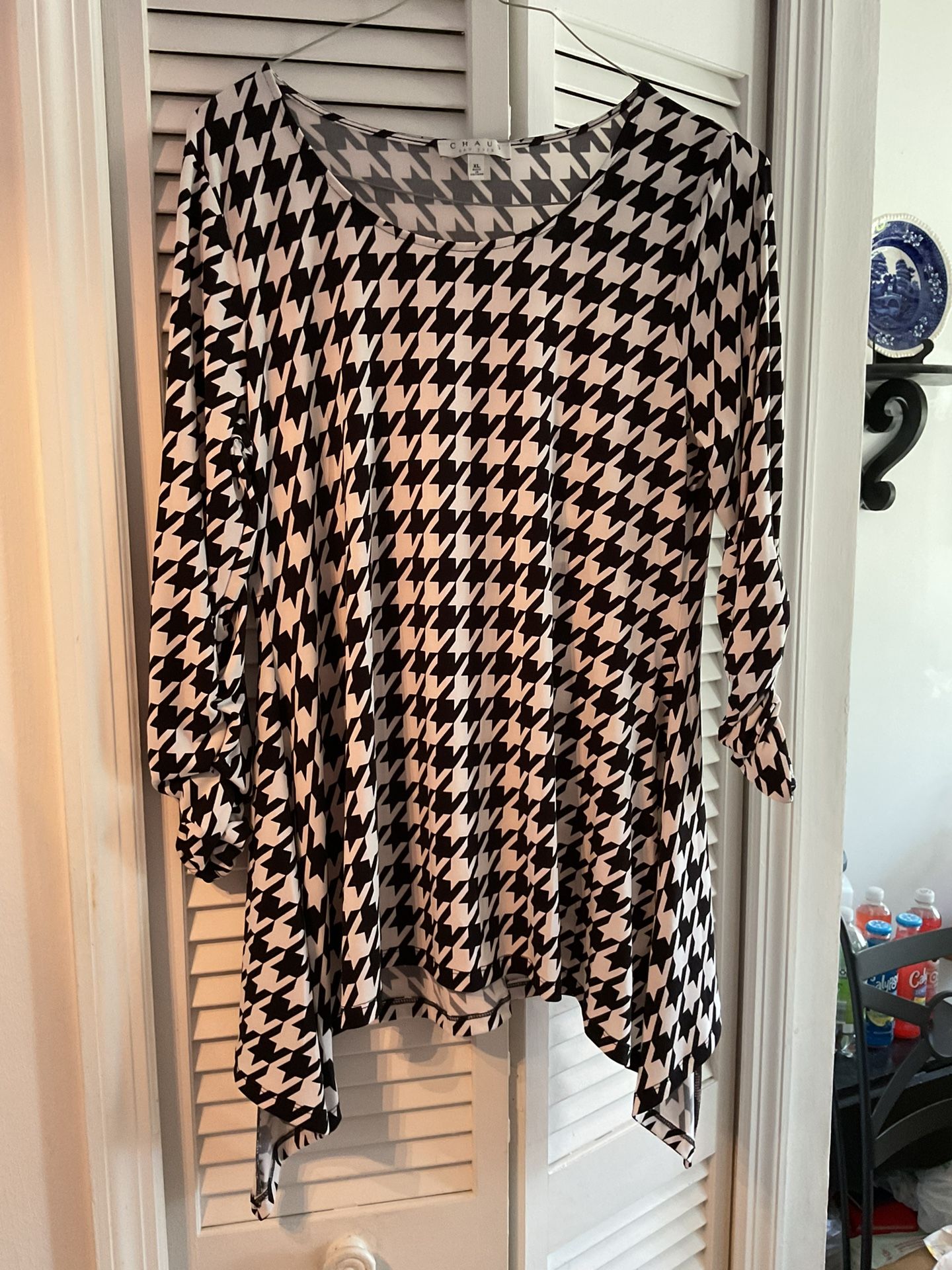 Chai’s Black & White Herringbone Shark’s Bite Tunic Top Size XL. $25