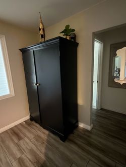 Free Curio - Tv or storage