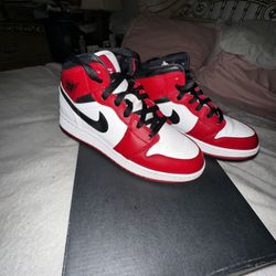 Nike Air Jordan 1 Mid “Chicago” – Size 5Y – White/Black/Red – Used