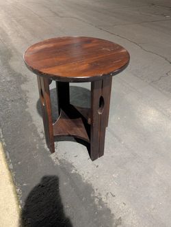 Nice Wood Side End Table Great For Living Room Or Bedroom 