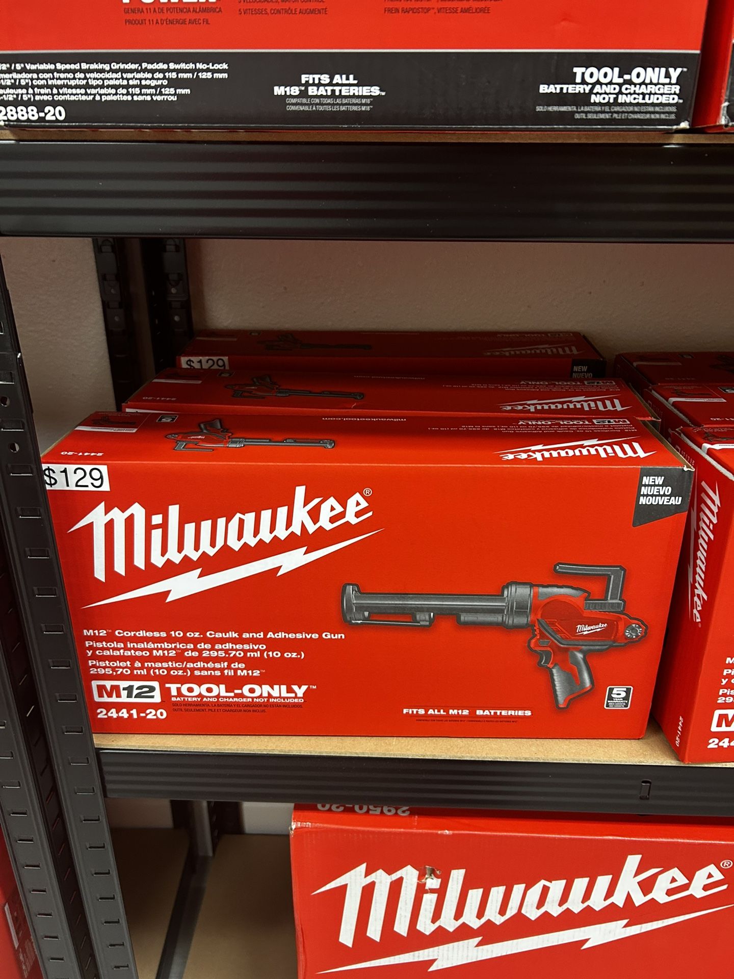 Milwaukee M12 Cordless 10oz Caulk And Adhesive Gun