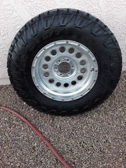 Vendo una llanta con rin 99.9 % 35x12.50x18 toyo open country $ 95 porlos dos