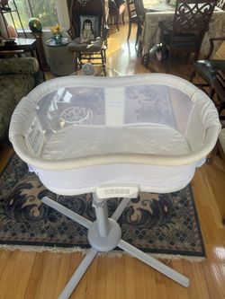 Halo Vibrating Bassinet - Excellent Condition