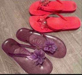 Womens size 8 flip slops  $4 each