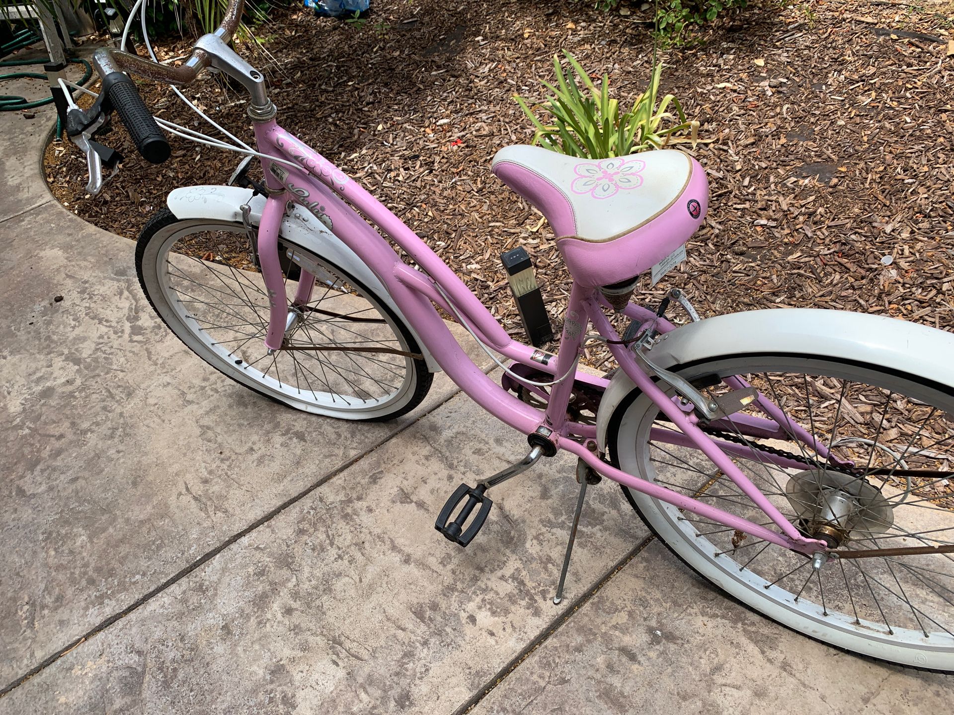 Pink 7 speed. women’s ladies 26” schwinn beach cruiser bike - flat front tire